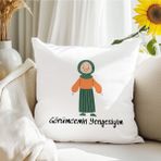 Qoeuyl Boutique Görümcemin Yengesiyim Baskılı Hediyelik Elyaf Saten Dekoratif Yastık - 28 x 28 cm - Kırık Beyaz