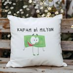 Qoeuyl Boutique Kafam Bi Milyon Baskılı Komik Hediyelik Elyaf Saten Dekoratif Yastık - 28 x 28 cm - Beyaz