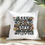 Qoeuyl Boutique Keep Coding Stay Curious Baskılı Yazılımcı Hediyelik Elyaf Saten Dekoratif Yastık - 28 x 28 cm - Beyaz