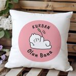 Qoeuyl Boutique Kurban Olun Bana Baskılı Komik Hediyelik Elyaf Dolgulu Saten Dekoratif Yastık - 39 x 39 cm - Beyaz