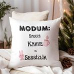 Qoeuyl Boutique Modum Sadece Kahve ve Sessizlik Baskılı Komik Hediyelik Elyaf Saten Dekoratif Yastık - 28 x 28 cm - Beyaz