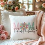 Qoeuyl Boutique Mom Heart Of The Family Baskılı Anneler Günü Hediyelik Elyaf Dolgulu Saten Dekoratif Yastık - 28 x 28 cm - Beyaz