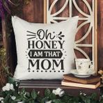Qoeuyl Boutique Oh Honey I Am That Mom Baskılı Anneler Günü Hediyelik Elyaf Dolgulu Saten Dekoratif Yastık - 28 x 28 cm - Beyaz