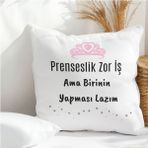 Qoeuyl Boutique Prenseslik Zor Iş Ama Birinin De Yapması Lazım Baskılı Komik Hediyelik Elyaf Saten Dekoratif Yastık - 28 x 28 cm - Renkli