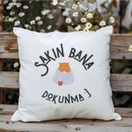 Qoeuyl Boutique Sakın Bana Dokunma Baskılı Komik Hediyelik Elyaf Dolgulu Saten Dekoratif Yastık - 28 x 28 cm - Beyaz