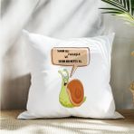 Qoeuyl Boutique Sakin Ol Yavaşla Baskılı Motivasyon Hediyelik Elyaf Dolgulu Saten Dekoratif Yastık - 28 x 28 cm - Beyaz