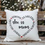 Qoeuyl Boutique She Is Strong Fearless Mom Baskılı Anneler Günü Hediyelik Elyaf Dolgulu Saten Dekoratif Yastık - 28 x 28 cm - Beyaz