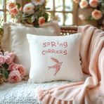 Qoeuyl Boutique Spring Carriers Baskılı Hediyelik Elyaf Saten Dekoratif Yastık - 28 x 28 cm - Beyaz