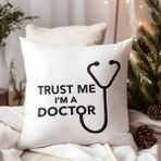 Qoeuyl Boutique Trust Me I'm A Doctor Doktor Baskılı Elyaf Dolgulu Hediyelik Yastık - 28 x 28 cm - Beyaz