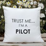 Qoeuyl Boutique Trust Me I'm A Pilot Baskılı Elyaf Dolgulu Hediyelik Yastık - 28 x 28 cm - Beyaz