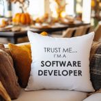 Qoeuyl Boutique Trust Me I'm A Software Developer Baskılı Yazılımcı Hediyelik Elyaf Dolgulu Dekoratif Yastık - 39 x 39 cm - Beyaz