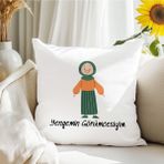 Qoeuyl Boutique Yengemin Görümcesiyim Baskılı Hediyelik Elyaf Saten Dekoratif Yastık - 28 x 28 cm - Krem