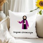Qoeuyl Boutique Yengemin Görümcesiyim Baskılı Hediyelik Elyaf Saten Dekoratif Yastık - 28 x 28 cm - Şeffaf