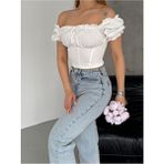 Qutta Kadın Beyaz Crop Bluz Straplez Yaka Balon Kol Büzgülü Polyester Karışımlı Dalgıç Kumaş