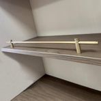 Raf Ray Çit, Ayakkabı Rafları ve Şarap Dolapları için Sağlam 14-42 İnç Metal Raf Ray Koruması, Dekoratif Alüminyum Bariyer Çubuğu, Kolay Kurulum, 8'li Paket (22 inç/56 cm) - Düşmeyi Önler ve Güvenliği