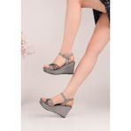 Ramer Çapraz Taş Detaylı Platin Dolgu Topuk Sandalet – 9 cm Platform Kum Kaplama - G85-Gri