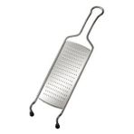 Rösle Tel Saplı İnce Rende 95020 - Paslanmaz Çelik 11 x 40 cm, Silikon Ayaklar, Salatalık, Havuç, Pancar Gibi Sert Sebzeler, Peynir ve Çikolata Rendelemek için Uygun
