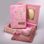 Şal + Tesbih + Kuran Hediye Seti (orta Boy, Bebe Pembe, Gold Pleksi)