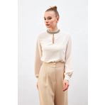 Sateen Yaka Aksesuarlı Bluz - BEJ