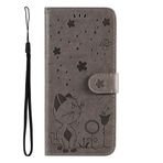 SATURCASE Samsung Galaxy J2 Pro 2018 için Kılıf, Kedi Arısı Kabartma PU Deri Kapaklı Mıknatıs Cüzdan Stand Kart Yuvaları Koruyucu Kılıf Samsung Galaxy J2 Pro 2018 için El Kayışı ile (Gri)