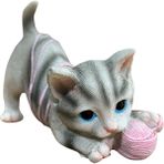 Sedosh Home Vision - Yumakla Oynayan Sevimli Yavru Kedi Biblo – Polyester Dekoratif Obje (13X14X10 Cm) - 13x14x10cm - Açık Gri
