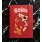 Senada Kişiye Özel Isim Yazılı Tarihsiz 224 Sayfa Not Defteri Baskılı Desenli 13X21 cm Kırmızı - Kö-Tsrm8 - 1 Adet - Kırmızı - Kırmızı