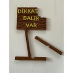 Sezen Akvaryum Dekoru - Dikkat Balık Var Yazısı (Ahşap Desenli)