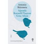 Sia Kitap Ağzında Karanfil Taşıyan Genç Adam