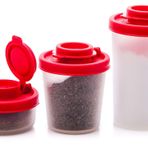 SIGNORA WARE Tuzluk ve Biberlik Nem Geçirmez Tuzluk Seti Kamp Pikniği Açık Havada Mutfak Öğle Yemeği Kutuları Seyahat Baharat Seti Kırmızı Kapaklı Şeffaf Plastik Hava Geçirmez Dispenser (Kombo 3'lü