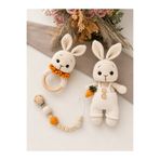 SineklikStoree El Yapımı Amigurumi Tavşan Bebek Hediye Seti – İsimli Emzik Zinciri & Ahşap Diş Kaşıyıcı – Organik Görünümlü Yenidoğan Oyuncak Seti