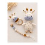 SineklikStoree El Yapımı Amigurumi Zürafa Bebek Hediye Seti – İsimli Emzik Zinciri & Ahşap Diş Kaşıyıcı – Organik Örgü Oyuncak Seti