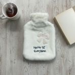 Sinerjim Hello Everyone Yazılı Kurdeleli Beyaz Peluş Sıcak Su Torbası 1 Lt – Yumuşak Kılıf, Uzun Süre Sıcak Tutan Termal Su Torbası