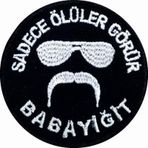 Single Sword ''SADECE ÖLÜLER GÖRÜR BABAYİĞİT'' Yazılı Cırtlı Nakış Arma, Patch, Peç Model SİYAH-BEYAZ