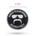 Single Sword Single Sword ''Sadece Ölüler Görür Babayiğit'' Yazılı Cırtlı Nakış Arma, Patch, Peç Model, Siyah-Beyaz