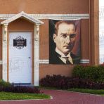Sivil Takım Elbiseli Gazi Mustafa Kemal Atatürk - Portre - Poster Bayrak 100x150 cm