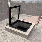 Siyah Galvanizli Metal Çatı Havalandırma Kapak Plakası Tavan Bodrum Mahzeni Merdivenleri için Yağmur Geçirmez Pencere Kapağı Şok Dikmeli Çıkış Kapağı Kaçış Aydınlatması için (50x55cm)