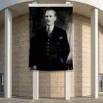 Siyah Takım Elbiseli Mustafa K. Atatürk Poster Bayrak Premium Raşel Kumaş ATA39 2X3M