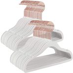 SONGMICS çocuk elbise askıları, 50'li set, pembe altın kancalı kadife askılar, kaymaz, gardıroplar, çocuk kıyafetleri, bebek kıyafetleri, çocuklar için etek ve pantolonlar için, beyaz CRF027W01
