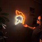 Şövalye Neon Duvar Sanatı, Neon Duvar Dekoru, Led Neon Tabela Spartan Kask, Led neon tabela, Savaşçı Tabelası, Kişiselleştirilmiş Dekor, Neon Tabela Özel, Oyun Odası Dekoru (Uzaktan Kumandalı)
