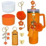 Stanley Cup için aksesuarlar 40 oz, Stanley Tumbler için 2 Silikon Bot, 1 Çiçek Hasır Kapak Üstü, 2 Tılsım Kancası, 1 Ruj Tutucu Çanta, 1 Ponpon Topu, 1 Sevimli Anahtarlık Tılsımı (Turuncu, Şişesiz)