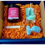 Stworkshop Merry Christmas Pine: Hediyelik Özel Tasarım Çam Kokulu Büyük Mum, Çam Ağacı Figürlü Bardak Mum ve Kadın Figürü 100% Vegan Soya Wax Naturel - 1 Adet