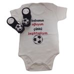 Style Baby Amazing SBA251205 Hoşgeldin Bebek, Yenidoğan Erkek Bebek, Siyah Beyaz Babamın Oğluyum Taraftar Badi ve Aksesuarlı Çorap Hediye Seti (3-6 AY)