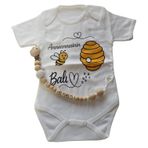 Style Baby Amazing SBA251255 Hoşgeldin Bebek, Yenidoğan Ünisex Bebek, Anneannesinin Balı Baskılı Badi ve İsimli Emzik Askısı Hediye Seti (3-6 AY)