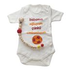 Style Baby Amazing SBA251285 Hoşgeldin Bebek, Yenidoğan Erkek Bebek, Sarı Kırmızı Babamın Oğluyum Taraftar Badi ve İsimli Emzik Askısı Hediye Seti (6-9 AY)