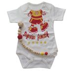 Style Baby Amazing SBA251290 Hoşgeldin Bebek, Yenidoğan Unisex Bebek, Sarı Kırmızı Fanatik Taraftar Badi ve İsimli Emzik Askısı Hediye Seti (9-12 AY)