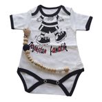 Style Baby Amazing SBA251305 Hoşgeldin Bebek, Yenidoğan Unisex Bebek, Siyah Beyaz Fanatik Taraftar Badi ve İsimli Emzik Askısı Hediye Seti (6-9 AY)