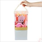 SüSLe Bebek ve Parti Pvc Kutulu,pelüş Ayıcık Ve Pembe Güllü Kuru Çiçek Buketi 26cmx11cm Çok Renkli