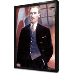 Tablosan Ay Yıldızlı Bayrak Önünde Atatürk Çerçeveli Cam Tablo