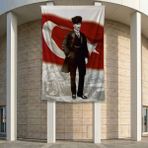 Takım Elbiseli Mustafa Kemal Atatürk Türk Bayrağı Önünde Poster Bayrak Premium Raşel Kumaş Ata1 2X3M