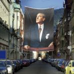 Takım Elbiseli Sivil Göğe Bakan Gazi Mustafa Kemal Atatürk - Portre Cephe Poster Bayrak-4X6 metre